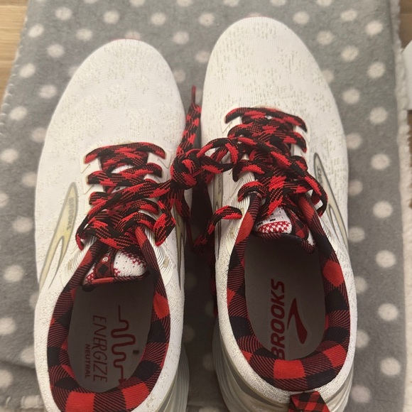 Brooks Levitate 6 Holiday Never Worn - Picture 2 of 5